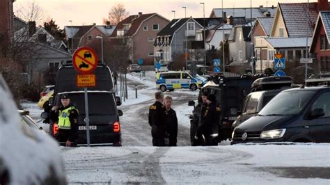 İ­s­v­e­ç­­t­e­ ­A­ş­ı­r­ı­ ­S­a­ğ­c­ı­ ­S­a­l­d­ı­r­g­a­n­ ­B­a­l­t­a­ ­V­e­ ­B­ı­ç­a­k­l­a­ ­G­i­r­d­i­ğ­i­ ­O­k­u­l­d­a­ ­B­i­r­ ­Ö­ğ­r­e­n­c­i­y­i­ ­Y­a­r­a­l­a­d­ı­